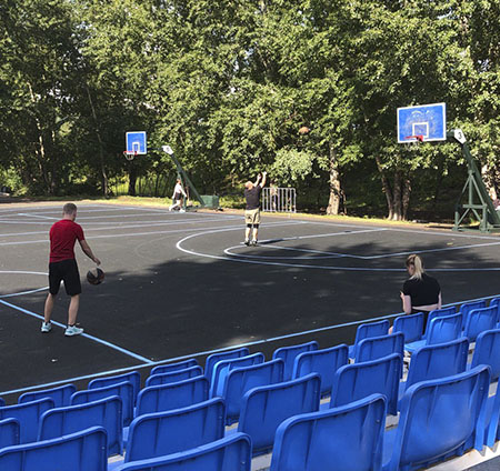 На баскетбольных площадках Татышев-парка появились трибуны на 300 мест